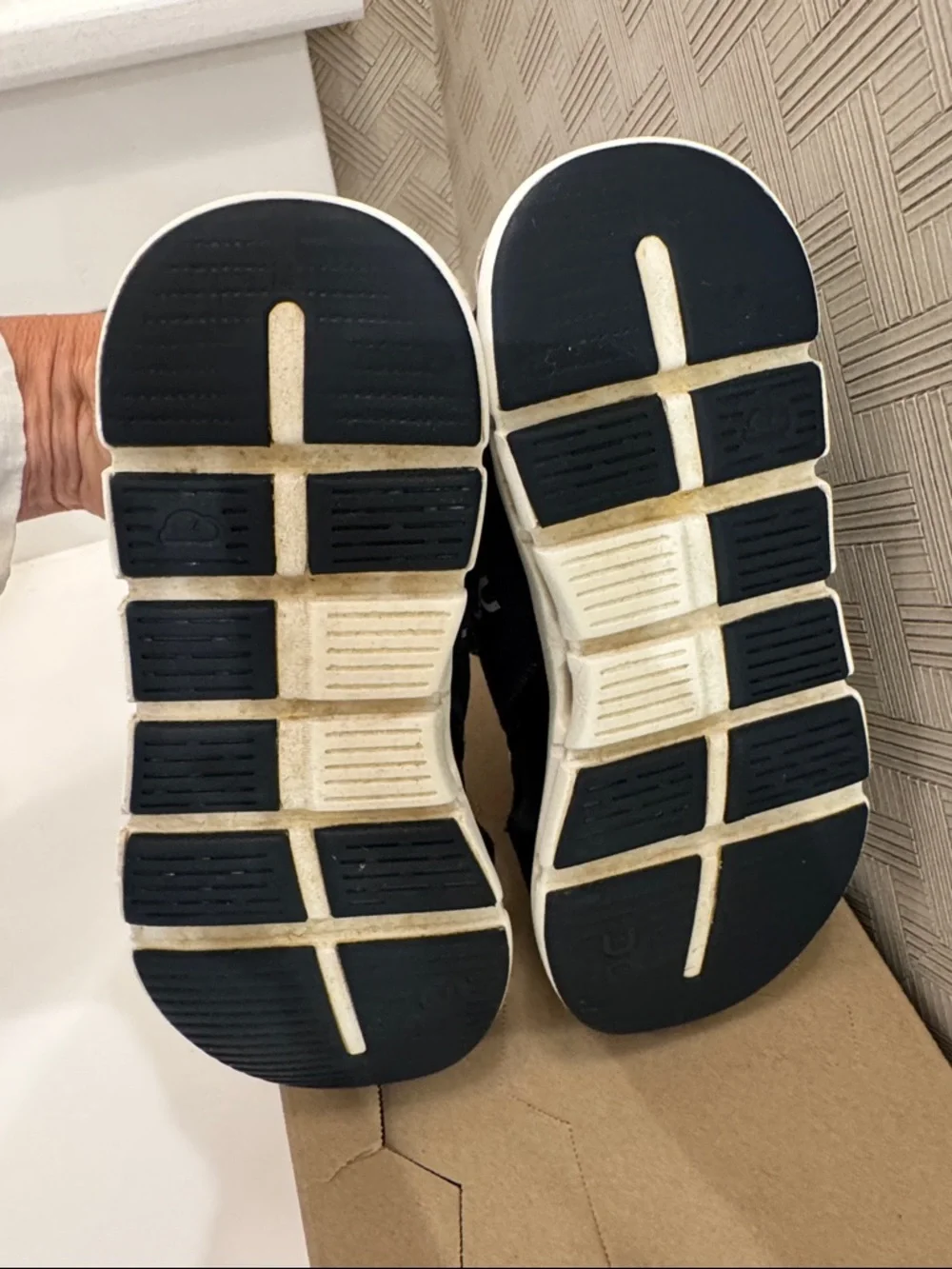 On Running Cloud Play sneakers (Little Kid) Color: MIDNIGHT/WHITE size 12.5 - Picture 9 of 12